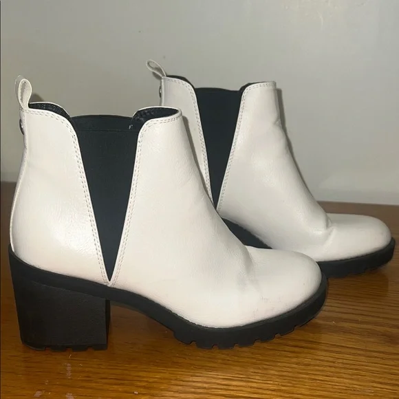Women's White Ankle Boots size 6.5 - Picture 1 of 7